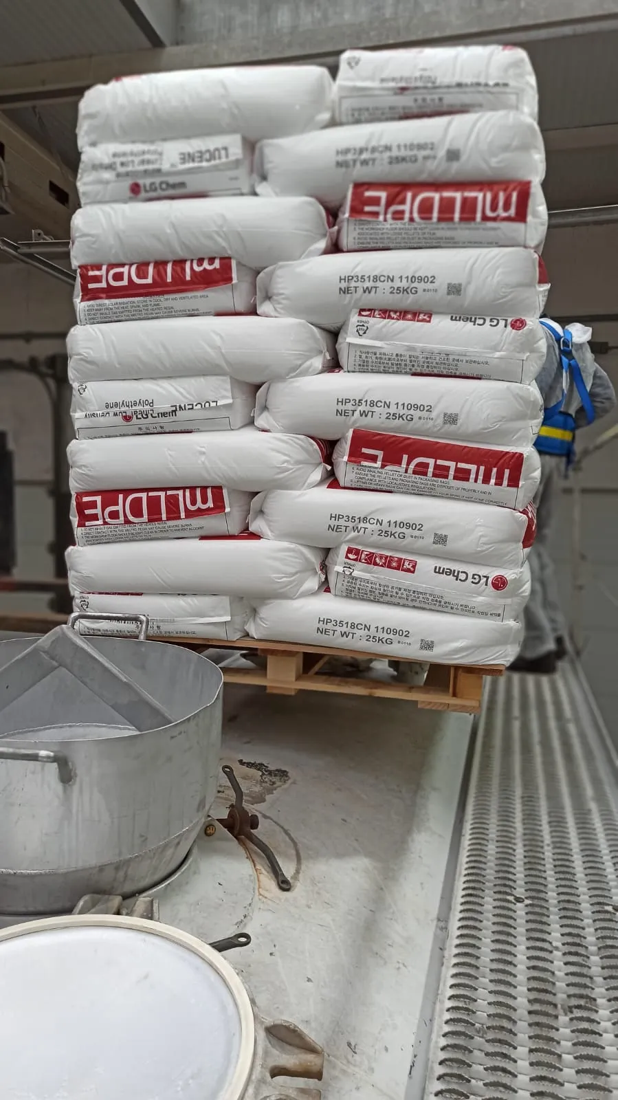 Przeładunek granulatu – wózek widłowy Przeładunek plastikowego granulatu z big-bagów – wózek widłowy