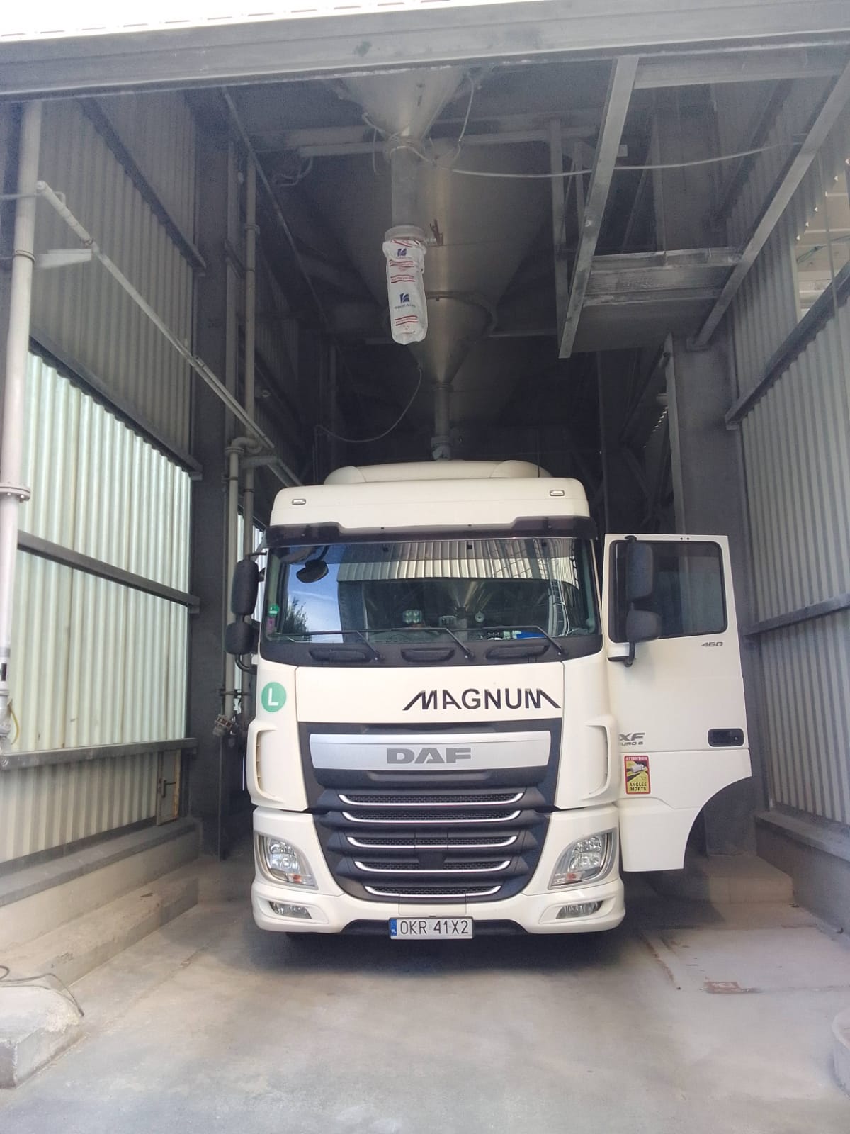 Mobilny serwis TIR Prudnik, opolskie — mechanik na DK40 Przeładunek granulatu z big-bag na silonaczepę
