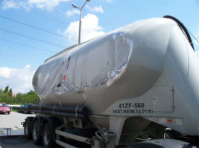 Naprawa powypadkowa cementonaczepy – uszkodzony zbiornik przed naprawą, PHS Magnum